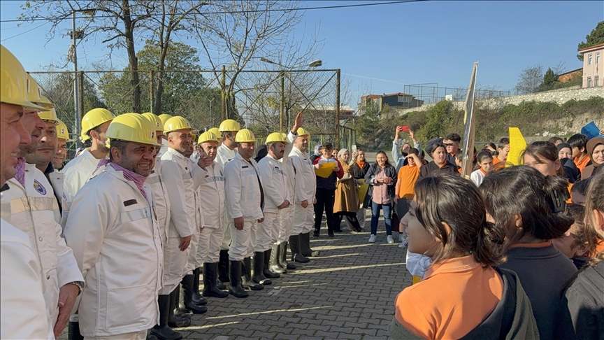 Madenciler Günü'nde işçiler, çocuklarının okulunda alkışlarla karşılandı