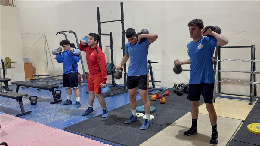 Yozgat'ta yeni şampiyon güreşçiler yetişiyor