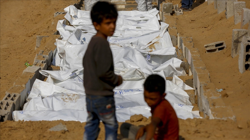 حماس: تجريف إسرائيل جثامين فلسطينيين يثبت تحويلها المساعدات لمصائد موت 