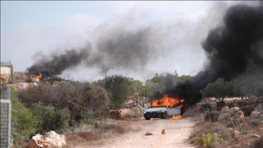 الضفة.. مستوطنون إسرائيليون يصيبون فلسطينيا وابنته ويحرقون مركبتهما