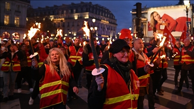 Protestues me pishtarë mblidhen në Paris kundër projektbuxhetit të qeverisë