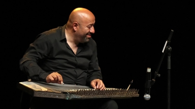 بحفل مميز.. عازف القانون التركي آيتاش دوغان يمتع جمهور تونس