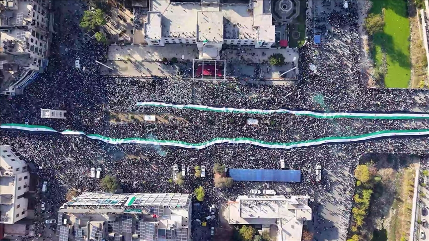 حماة.. رفع "أطول علم سوري" في احتفالات ذكرى سقوط نظام الأسد