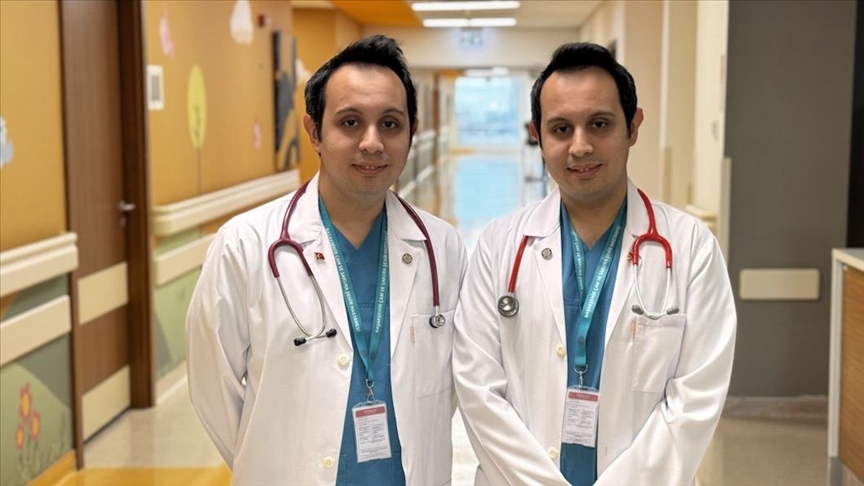 İkiz doktorların anne karnında başlayan yolculuğu mesai arkadaşlığına dönüştü