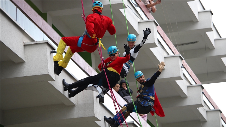 Prishtinë, "superheronjtë" gëzojnë me dhurata fëmijët e shtrirë në spital