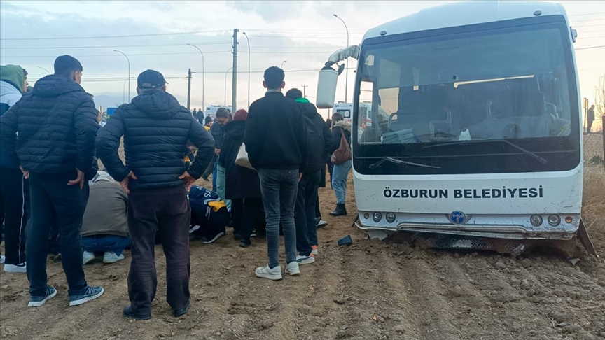 Afyonkarahisar'da öğrenci servis aracı ile kamyonet çarpıştı, 18 kişi yaralandı
