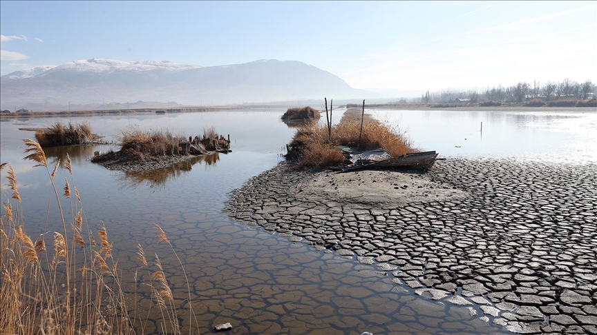 Kuruma tehlikesiyle karşı karşıya olan Ulaş Gölü'ne su takviyesi için ilk kazma vuruldu 