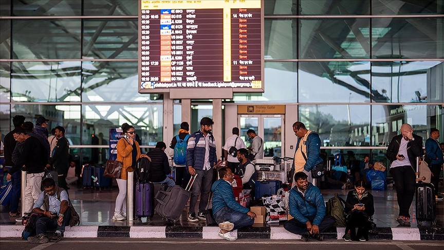 Hindistan'ın en büyük hava yolu şirketi IndiGo'nun iptal ettiği sefer sayısı 1000'i aştı