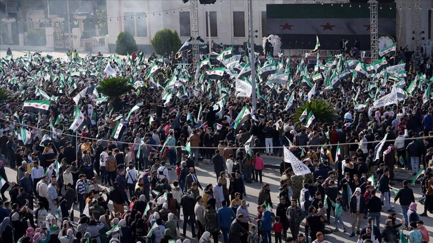 حماة.. رفع "أطول علم سوري" في احتفالات ذكرى سقوط نظام الأسد