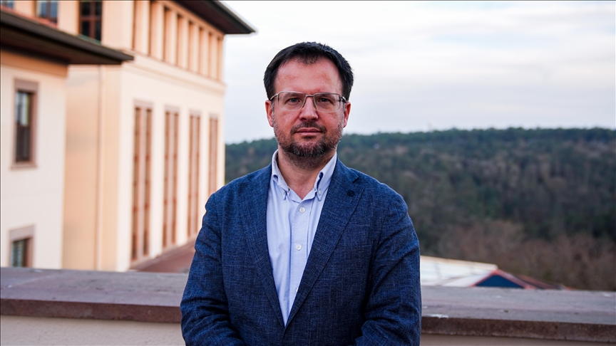 Batı Avrupa'da Müslüman ve Yahudi soykırımını inceleyen kitapla ödül aldı