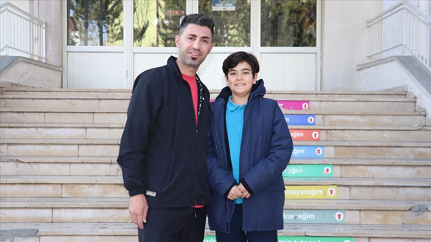 Sivas'ta nefes borusuna mandalina kaçan öğrenciyi öğretmeni Heimlich manevrasıyla kurtardı