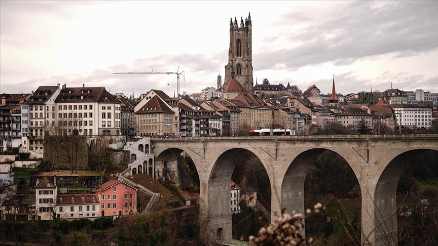 Швајцарскиот град Фрибур привлекува посетители со својот доминантен изглед и средновековен амбиент