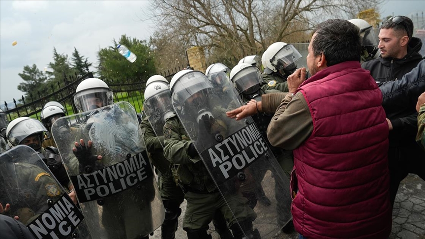 Во Грција полицијата употреби солзавец за да ги растера земјоделците кои се обидуваа да го блокираат патот до аеродромот