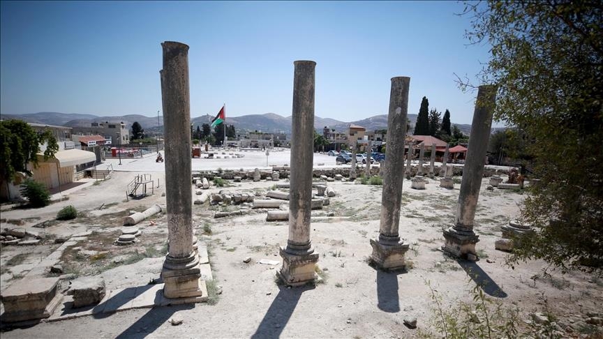 İsrail’i Ramallah’taki tarihi sütunları çalmakla suçlayan Filistin, uluslararası müdahale çağrısı yaptı