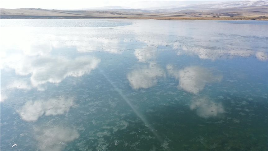 سەر ڕووی ئاوی دەریاچەی چڵدر دەستی بە بەستن کرد