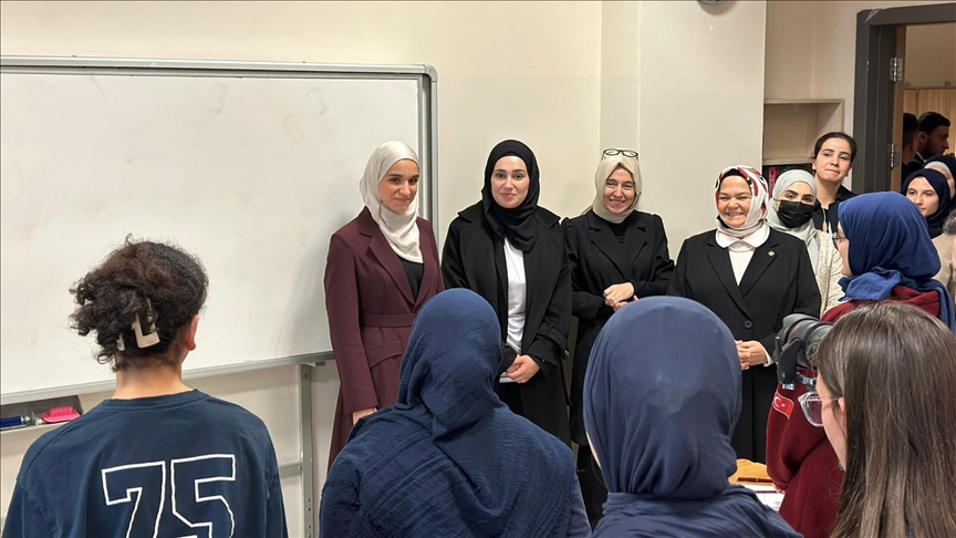 عقيلة الرئيس السوري تزور مدرسة ثانوية بإسطنبول