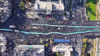 حماة.. رفع "أطول علم سوري" في احتفالات ذكرى سقوط نظام الأسد