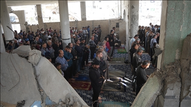 Palestinezët falin namazin e xhumasë mbi rrënojat e xhamisë së shkatërruar në Gaza