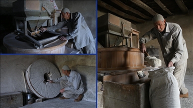 Atalarından miras kalan su değirmeninin çarklarını yarım asırdır döndürüyor