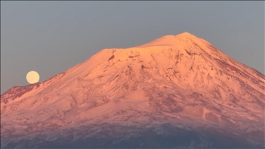 Dîmenên Çiyayê Agiriyê bi heyveronê ra hat kişandin
