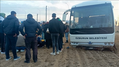 Afyonkarahisar'da öğrenci servis aracı ile kamyonet çarpıştı, 14 kişi yaralandı