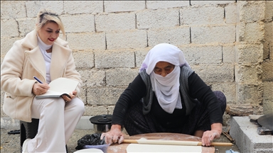 Unutulmaya yüz tutan lezzetleri kayıt altına almak için köyleri geziyor