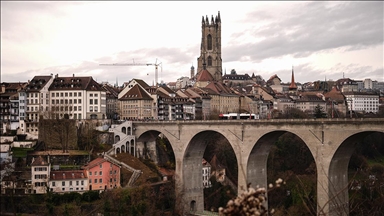 Швајцарскиот град Фрибур привлекува посетители со својот доминантен изглед и средновековен амбиент