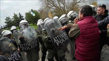 Во Грција полицијата употреби солзавец за да ги растера земјоделците кои се обидуваа да го блокираат патот до аеродромот