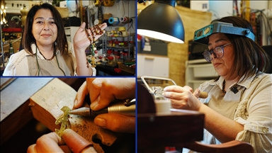 Kadın sadekar Anadolu medeniyetlerinin izlerini takılara işliyor