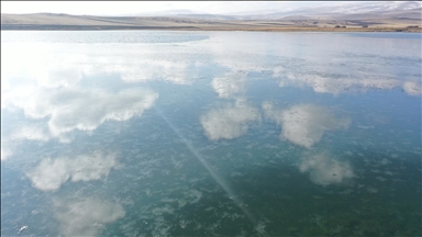 سەر ڕووی ئاوی دەریاچەی چڵدر دەستی بە بەستن کرد