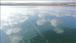 سەر ڕووی ئاوی دەریاچەی چڵدر دەستی بە بەستن کرد