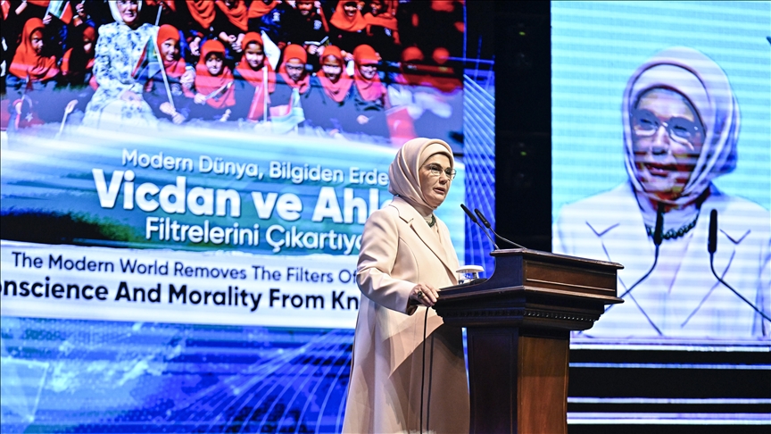 أمينة أردوغان تنشر مقطع فيديو عن قمة إسطنبول للتعلم