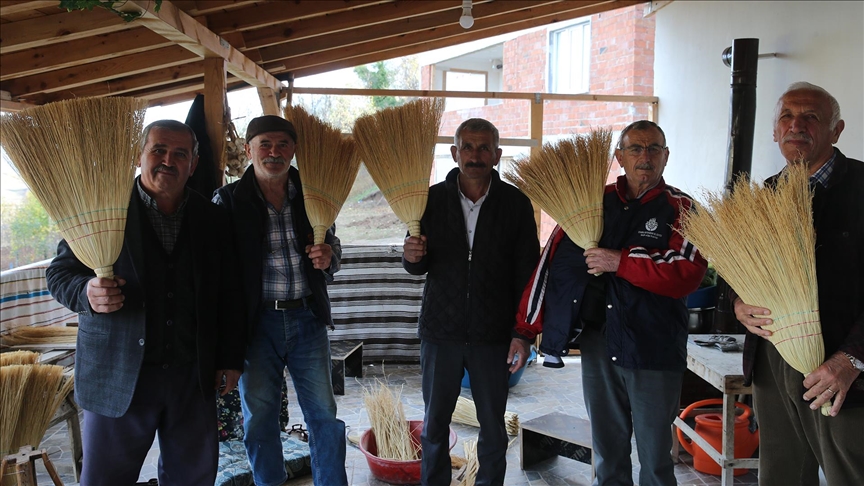 Süpürge üretimi Gökçeoluk köyündekilerin gelir kapısı olmaya devam ediyor