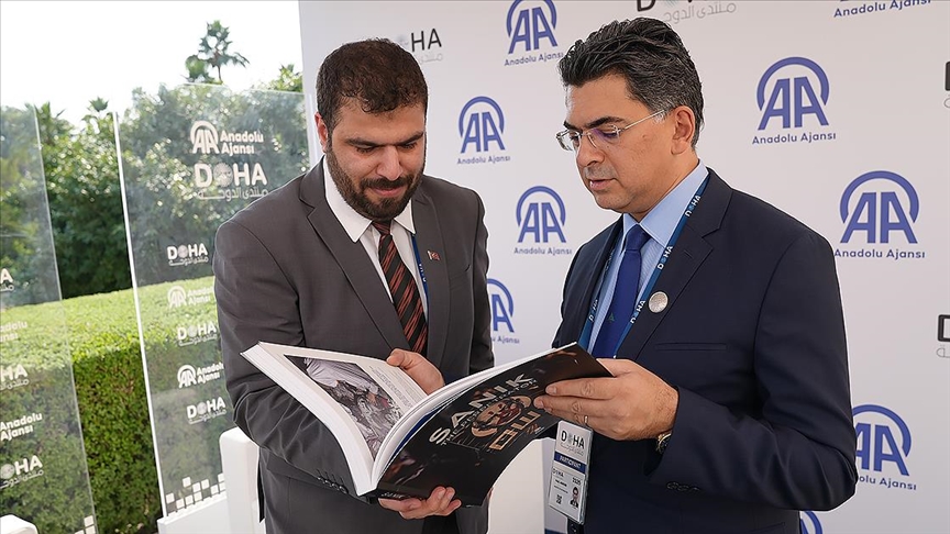 Lübnan Enformasyon Bakanı Markus, Doha Forum 2025'te AA standını ziyaret etti