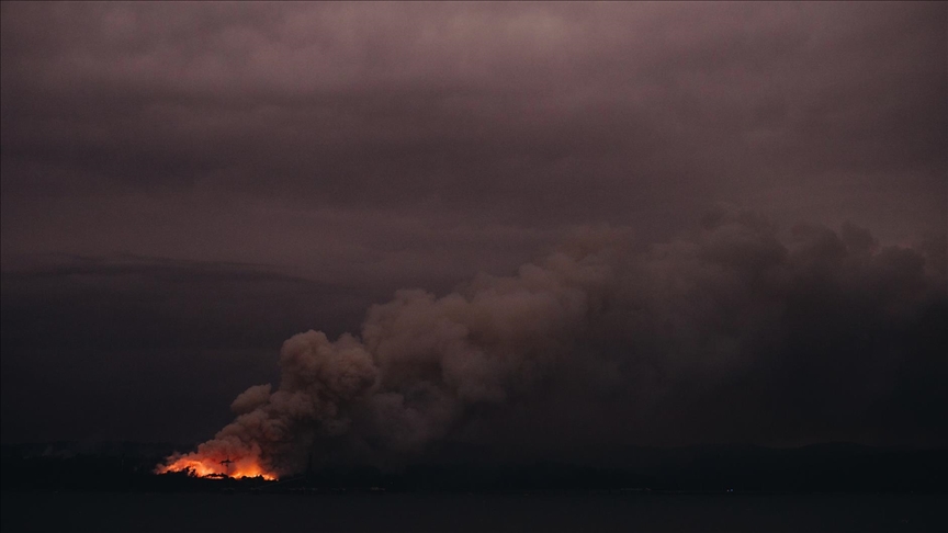 Up to 16 houses destroyed, emergency warnings issued as bushfires sweep through eastern Australia