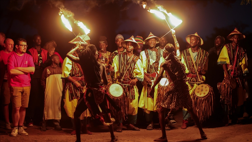 Muzika tradicionale dhe personazhet mistikë takohen në pyllin baobab në Senegal