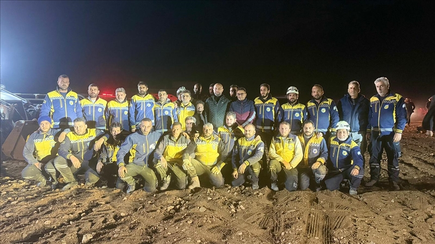 بعد عمل 11 ساعة.. انتشال الطفلة "شذى" حية من عمق بئر بإدلب السورية