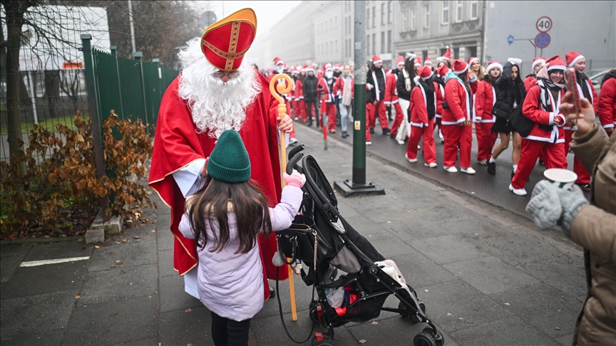 Parada e Ditës së Babagjyshit përçon atmosferë gëzimi në Krakov të Polonisë
