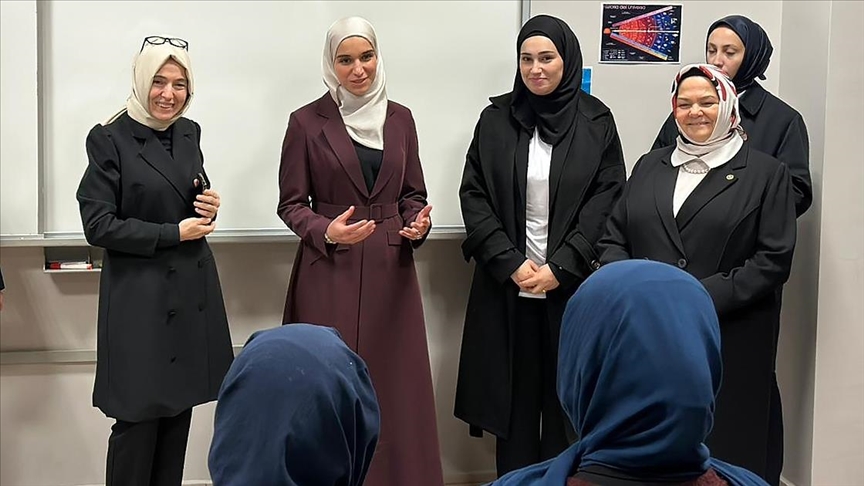 Suriye Cumhurbaşkanı Şara'nın eşi Latife El Durubi'den Kadıköy Anadolu İmam Hatip Lisesi'ne ziyaret