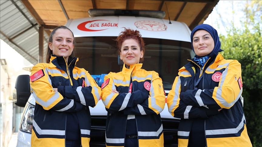 Aynı ambulansta görevli 3 kadın paramedik acil hastalar için yollarda