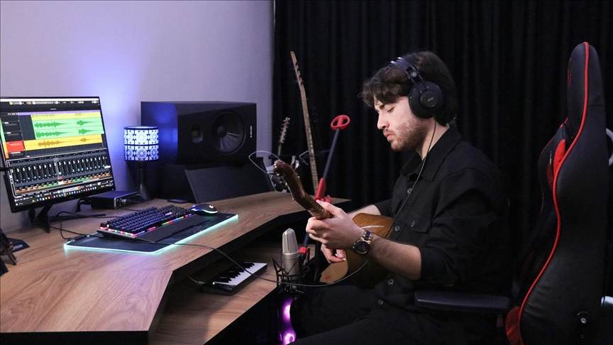 Genç müzisyenin stüdyoya çevirdiği odasından bağlama ailesinin ezgileri yükseliyor