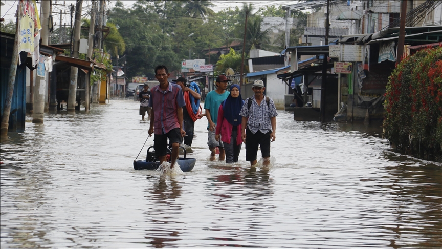 Indonezianët përpiqen t’i rikthehen jetës normale pas përmbytjeve katastrofike