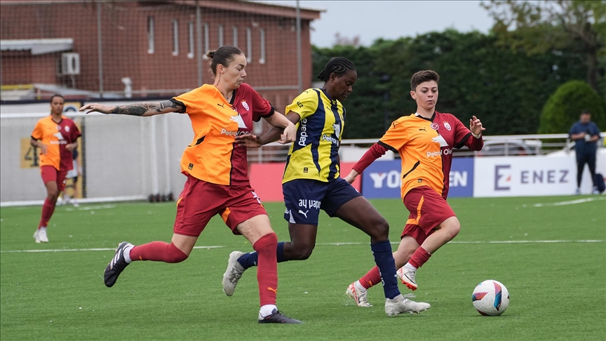 Turkcell Kadın Futbol Süper Ligi'ndeki derbide Fenerbahçe, yarın Galatasaray'ı ağırlayacak
