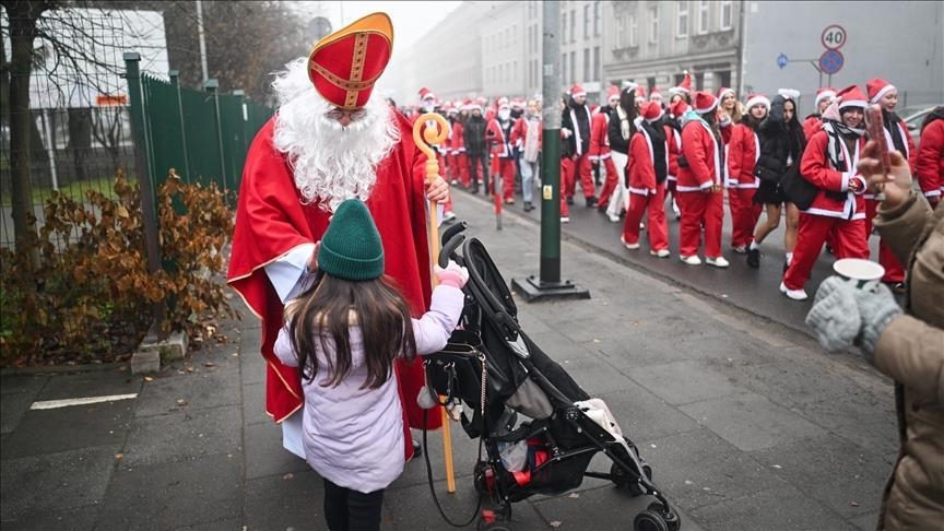 Парадата за Денот на Дедо Мраз донесе празнично расположение во Краков