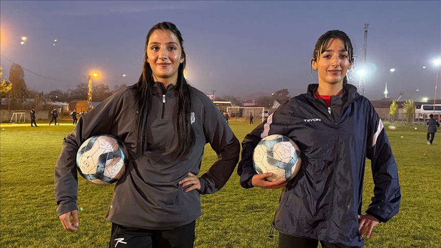 Aynı takımda top koşturan ikiz kızların hedefi milli formayı giymek