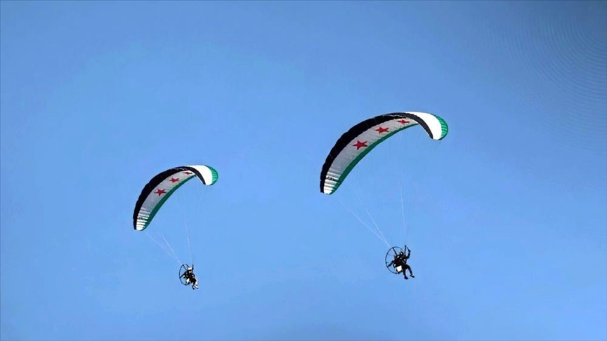 طيارون شراعيون من 35 دولة يشاركون السوريين احتفالات ذكرى إسقاط النظام