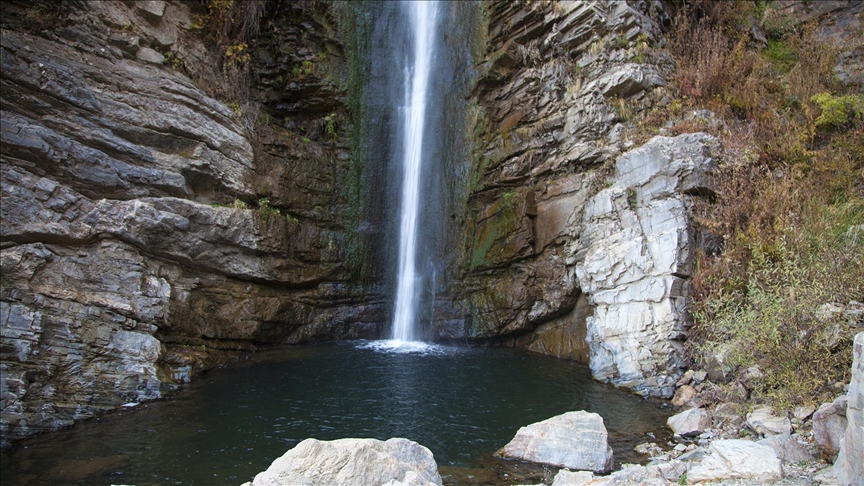 Bitlis'te 56 metre yüksekten akan Gümüşkanat Şelalesi ziyaretçilerini bekliyor