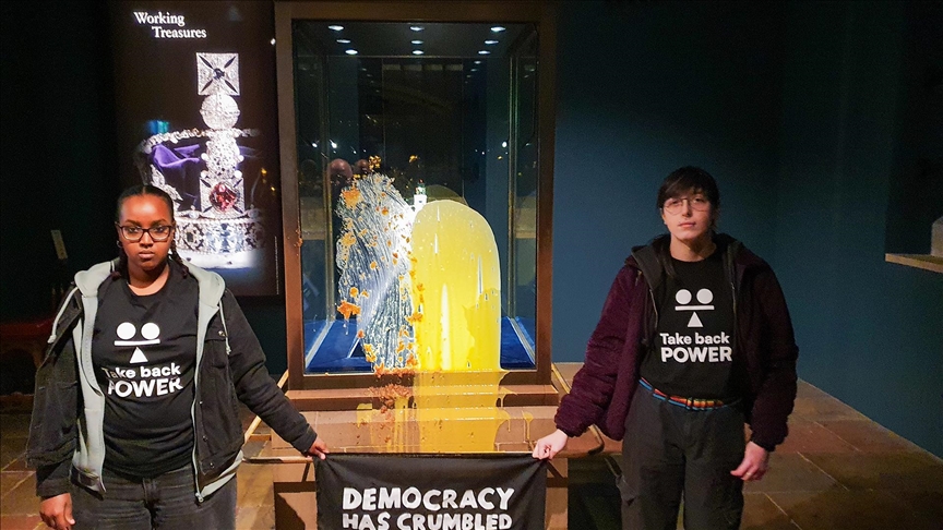 حمله با کرامبل سیب به تاج سلطنتی انگلستان