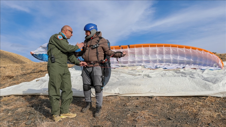 Tekane mamosteyê frokevanan ê Hekariyê perwerdeyê dide peraşûthezan