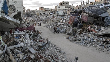 إسرائيل تشن غارات عنيفة وتنسف مباني سكنية بأنحاء متفرقة من غزة 